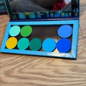 Give me Glow Night Life eyeshadow palette